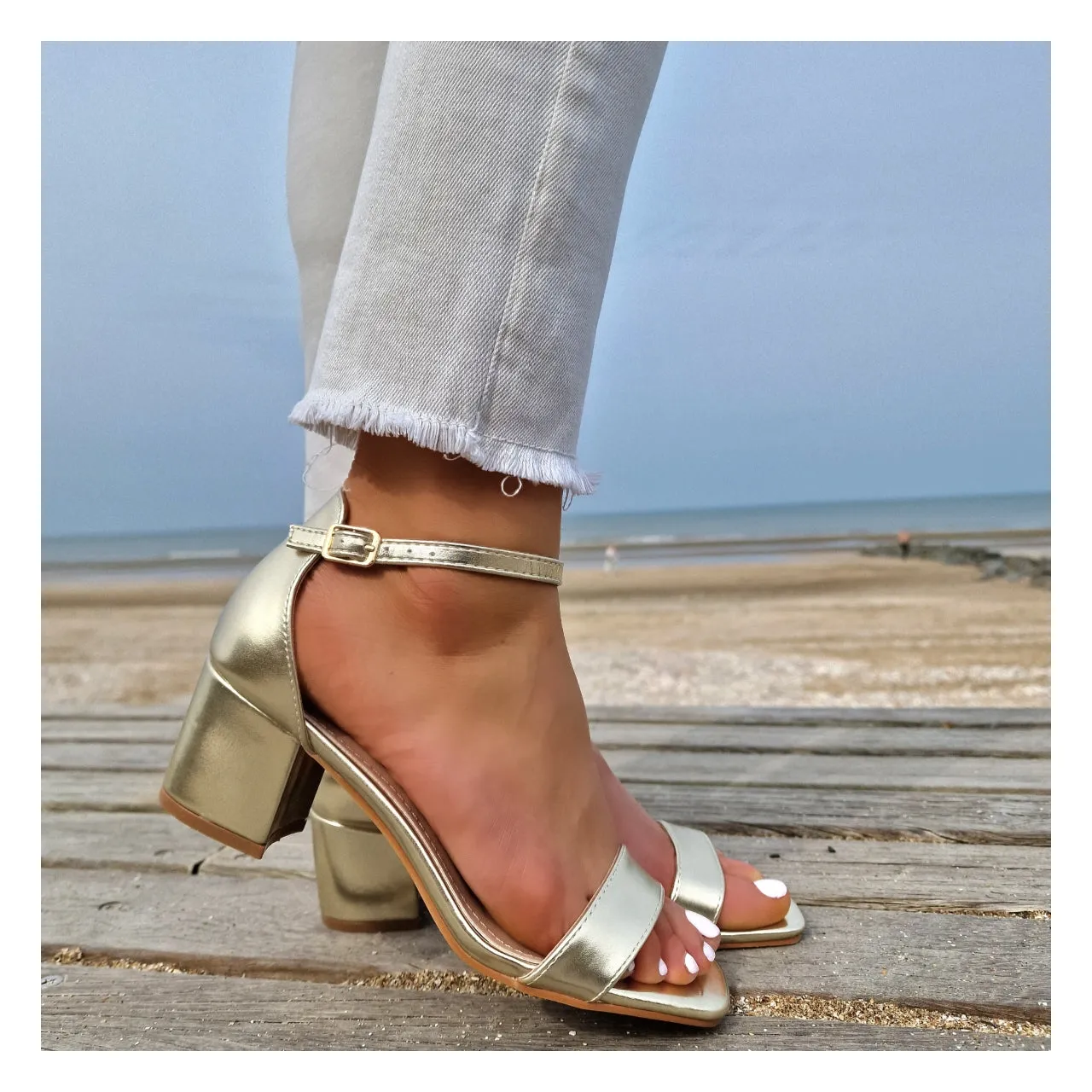 Sandales petit talon bride cheville doré